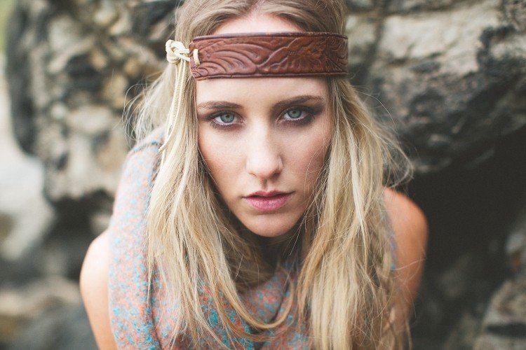 Boho chic vo vlasoch so zodpovedajúcou čelenkou Letné účesy s gumičkou do vlasov -hnedá-boho-hippie-šik-koža-ležérna