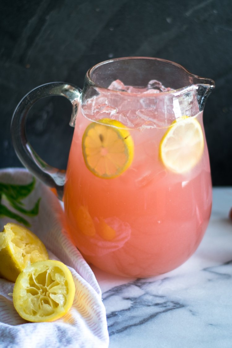 Urobte si rebarborovú limonádu na letné nápoje sami s citrónom