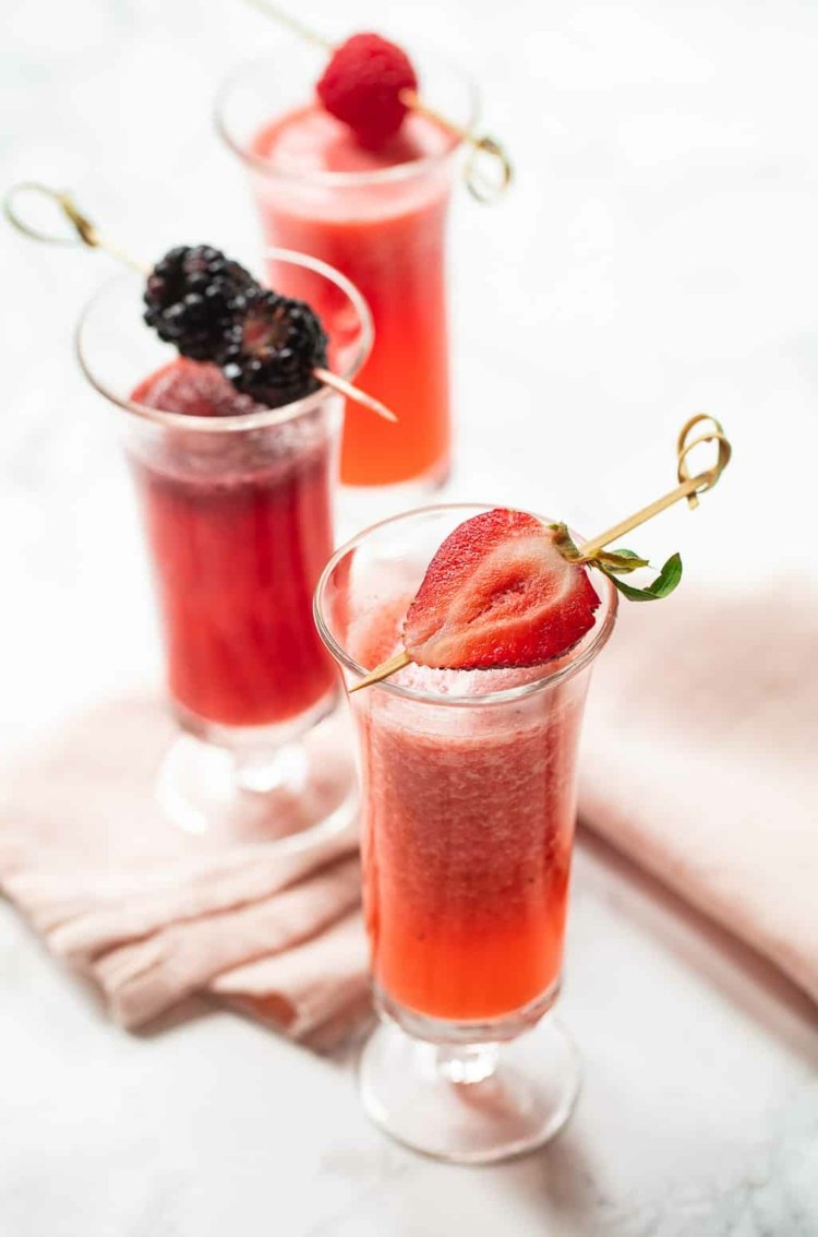 Mix Prosecco a jahody na alkoholický letný kokteil