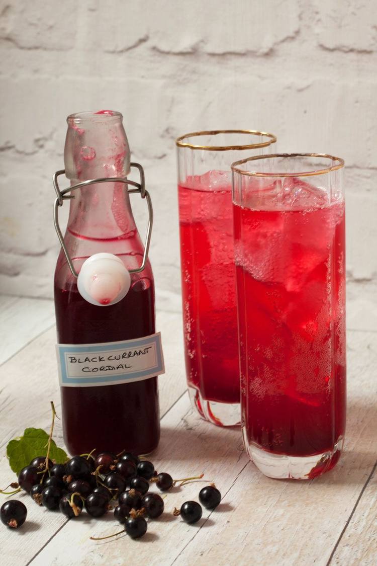 Cassis sirup zmrazte vo forme na kocky ľadu a použite na limonády