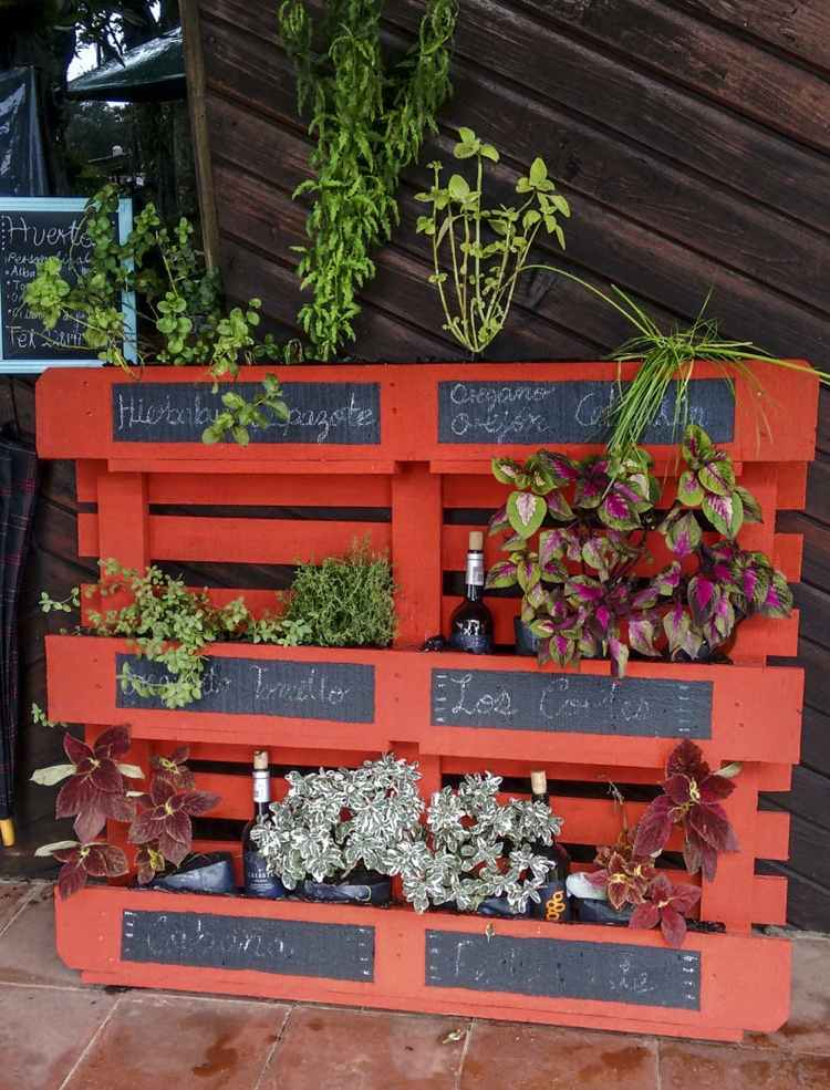Bylinková záhrada vyrobená z europaliet ako letná záhradná dekorácia