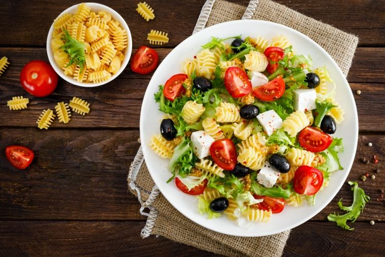 Taliansky šalát s cestovinovými paradajkami a feta