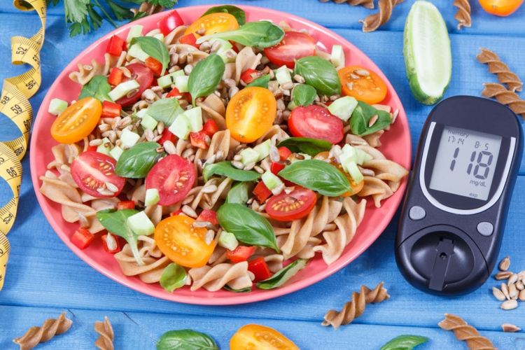 Cestovinový šalát z celozrnných rezancov so slnečnicovými semienkami, paradajkami a bazalkou