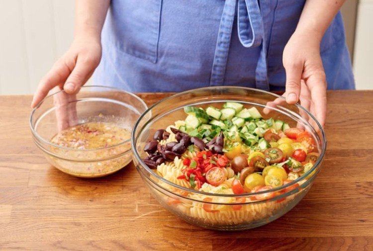 Stredomorský cestovinový šalát s olejom a octovým dresingom namiesto majonézy