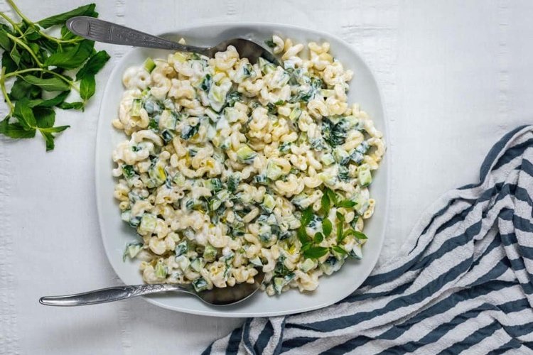 letný cestovinový šalát s jogurtom a uhorkou