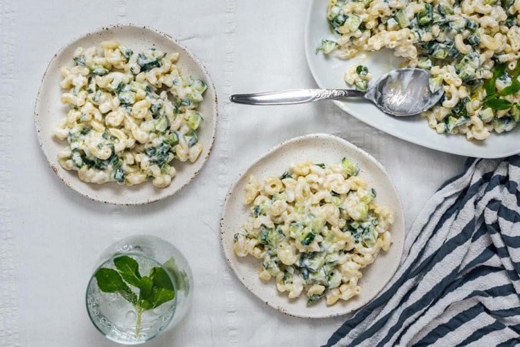 letný ľahký cestovinový šalát s uhorkou a jogurtom