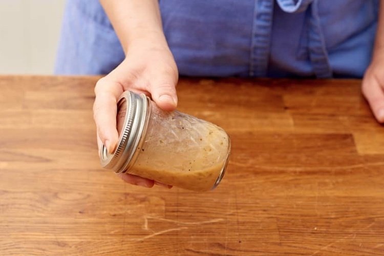 Cestovinový šalát ochutíme olejom a octom