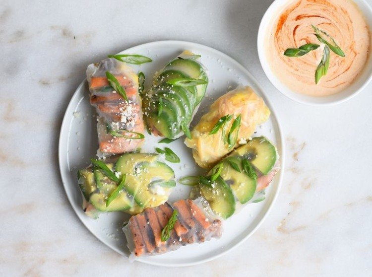 Pripravte si letné závitky sami s avokádom a lososom