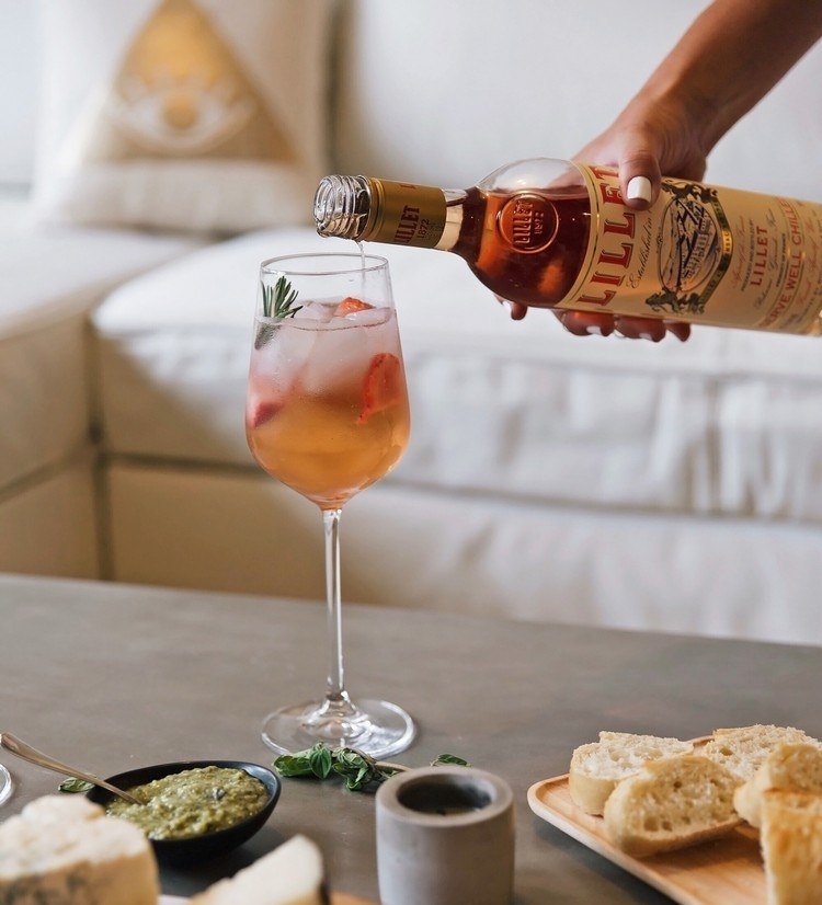 Letný postrek Lillet Recept na koktail z divokých bobúľ Vyrobte si letné nápoje sami