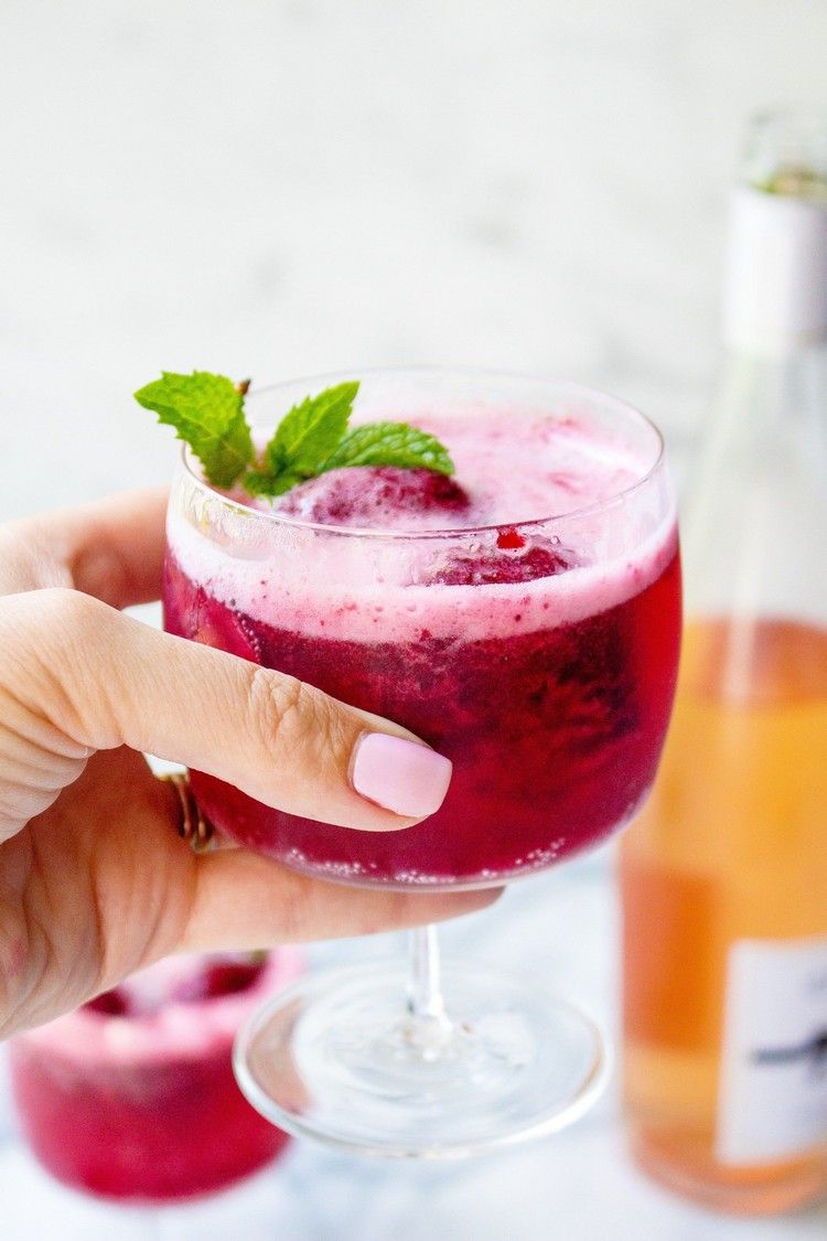 Letný postrek s koktailmi z bobúľ s receptami na víno