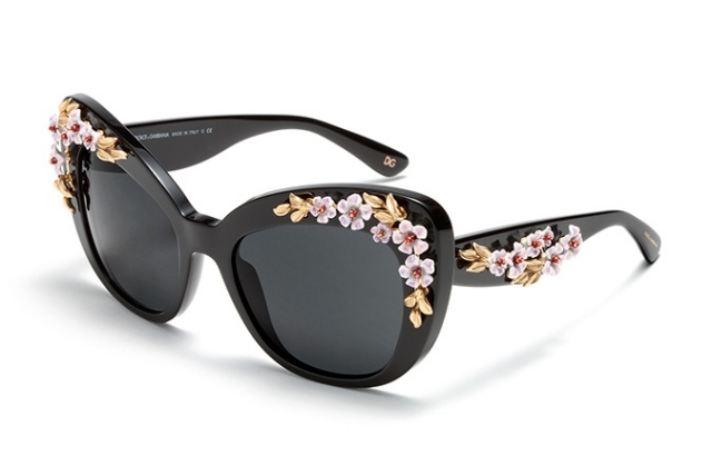 kvetinový reliéf-detaily-predná konzola-čierny-rám-retro-vzhľad