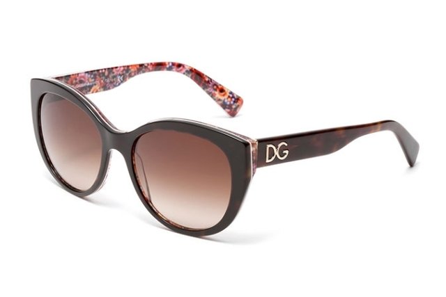 kvetinové vzory-žehlenie-vnútri-okrúhle-hnedé okuliare