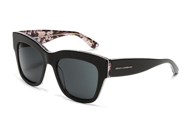 kvetinový vzor-vnútri-žehlenie-čierny-rám-cestovateľ