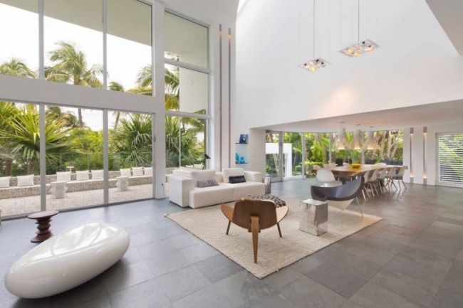 Byt je zariadený nábytkom-predný sklo-zenová záhrada