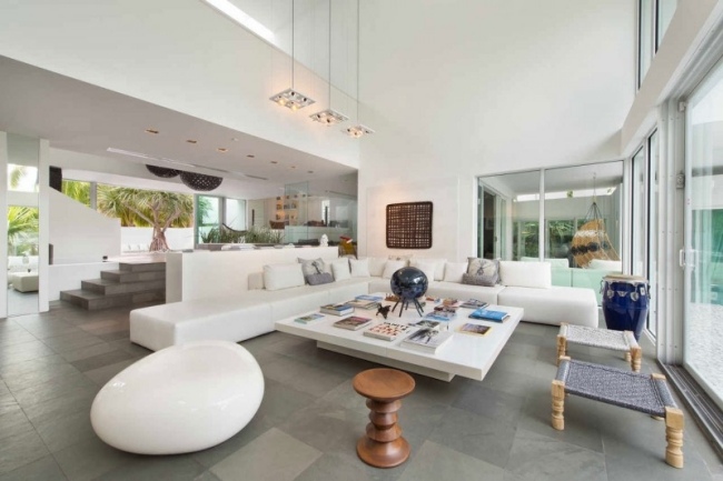 Dizajn nábytku do obývačky-rohová sedacia súprava v rohu-dizajn drevenej taburetky