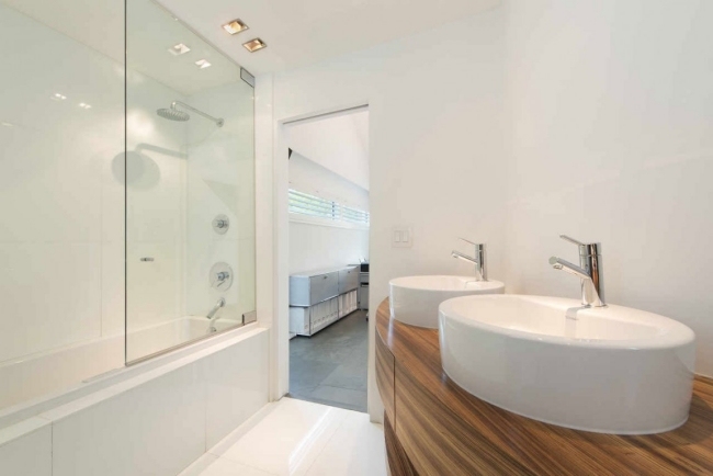 Kúpeľňový sprchovací kút nábytok biely moderný drevený drez