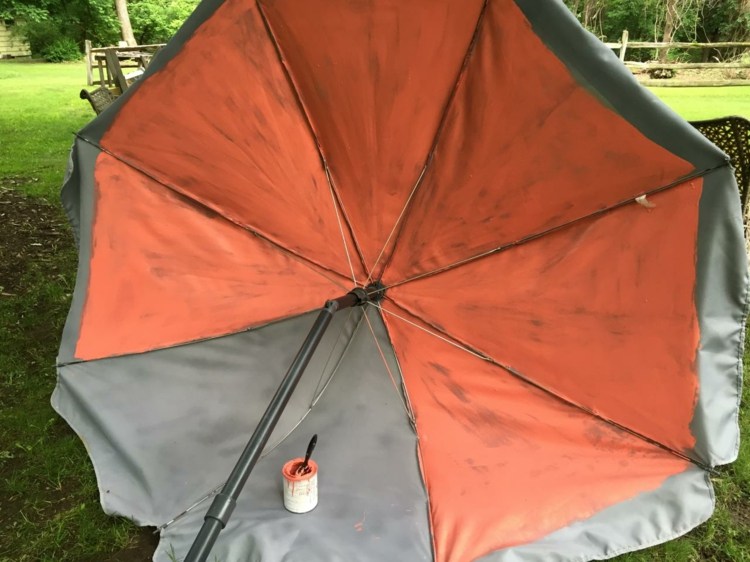 Na návrh tienidla naneste pred farbou základný náter design-parasol-color-pink-paint-brush-diy-project