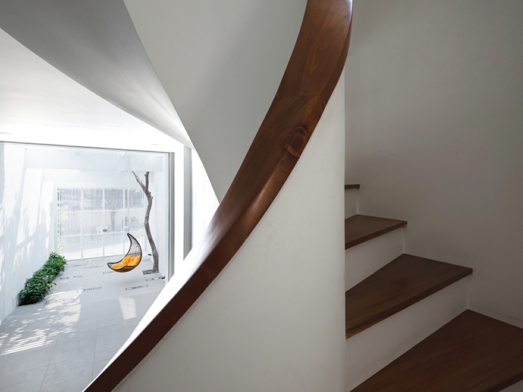 Ochrana pred slnkom-nápady-točité schody-drevené-zábradlie-schody