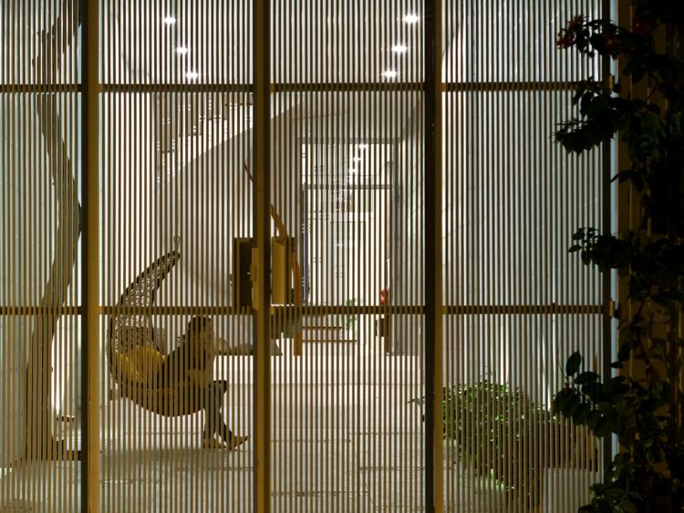 ochrana pred slnkom-nápady-ochrana súkromia-lamely-zapustené-svetlá-vstup-chodba