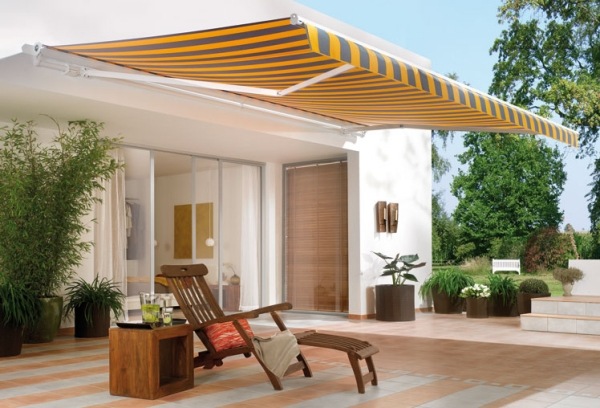 Markízy na ochranu pred slnkom relaxačné ležadlo terasa drevený nábytok