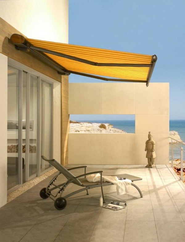Markízy na slnečnej palube s príjemným tieňovým ležadlom s výhľadom na more