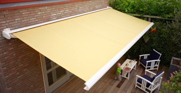 Markízy ochrana proti slnku ochrana proti dažďu výhľad na drevenú terasu