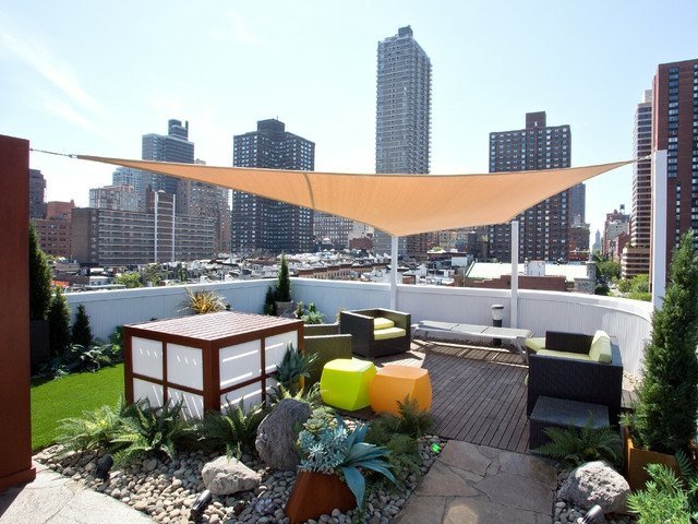 Letné nápady na ochranu balkóna pred slnečnou terasou na streche