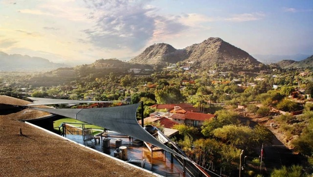 Vila s balkónom a markízou krásny výhľad na snov