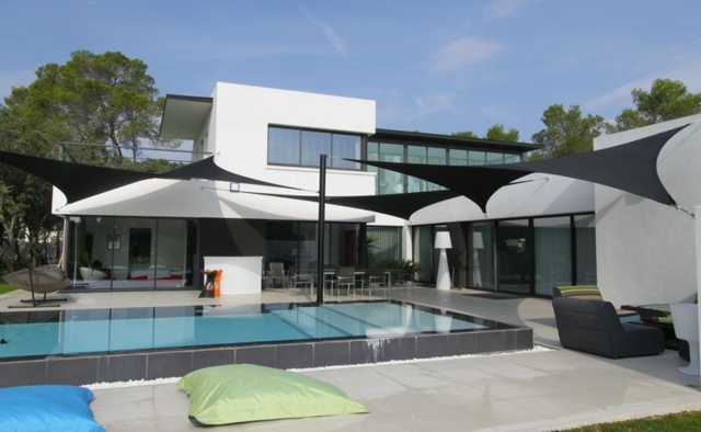 Slnečné plachty slnečná terasa terasa letný rodinný dom