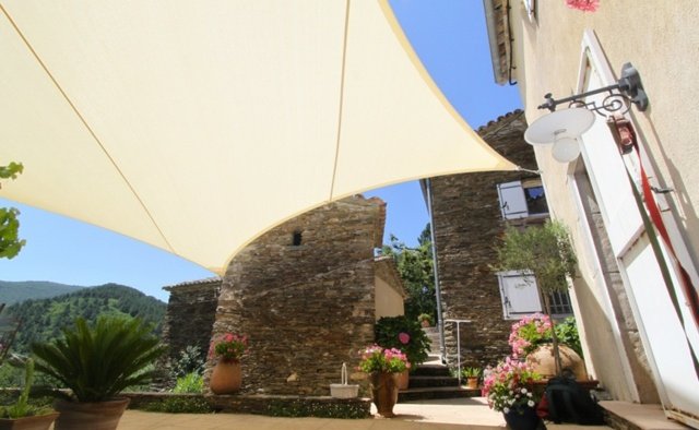 Terasa napínajúca markízu upevní fasádu domu