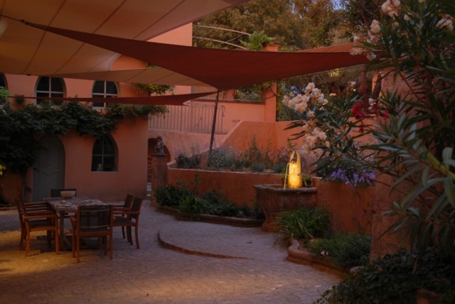 Markíza trojuholníková terasa večerný výhľad na vetrolam vonku