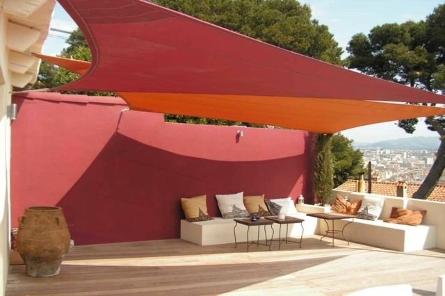 trojuholníková markíza sadrová stena balkón pohodlné posedenie v záhrade