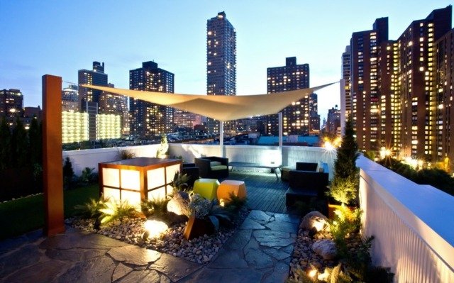 Strešná terasa v lete slnečná clona proti vetru pekný nápad