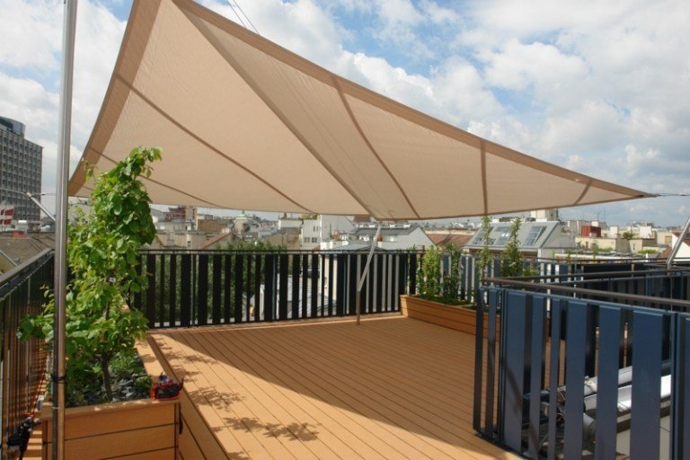 markíza na balkón béžové hranaté zábradlie kovové kvetinové boxy