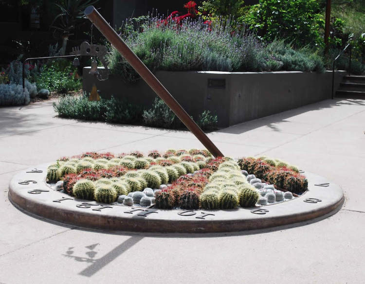 Vyrobte si sami atraktívne slnečné hodiny v záhrade s rastlinami Slnečné hodiny v záhrade -budova-okrúhly-záhradný-dizajn-rastliny-kvety