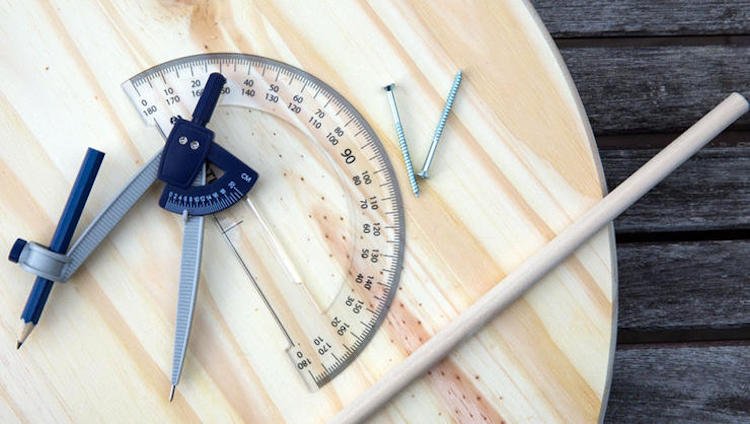 vyrobte si malé drevené slnečné hodiny sami slnečné hodiny-záhradná-stavba-návod-drevo-materiály-diy-uhlomer