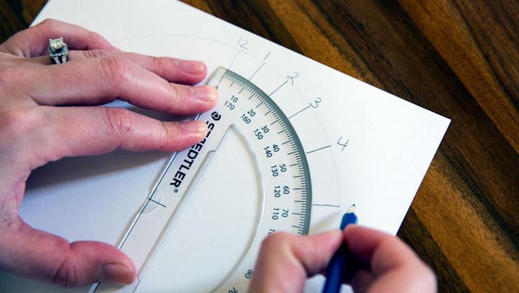 Pomocou uhlomera nakreslite slnečné hodiny Slnečné hodiny-stavba-záhrada-návod-meranie-stupňov-uhlov