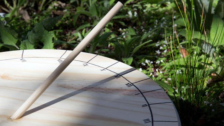 Na slnečné hodiny v záhrade použite materiály odolné voči poveternostným vplyvom Slnečné hodiny-záhradná-budova-návod-drevený-ukazovateľ-uhlomer-doska