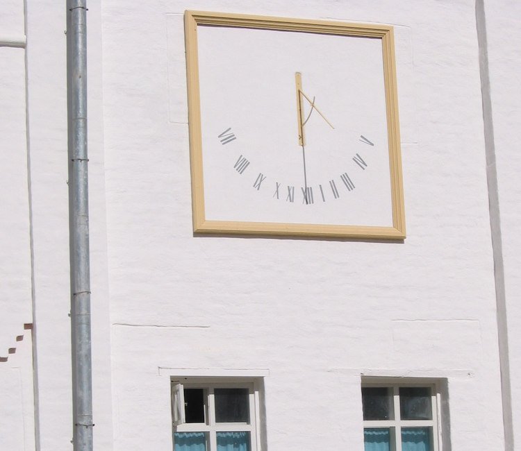 Fasáda domu so slnečnými hodinami ako dizajnovým prvkom slnečné hodiny-záhradná-budova-budova-fasáda-rám-okno