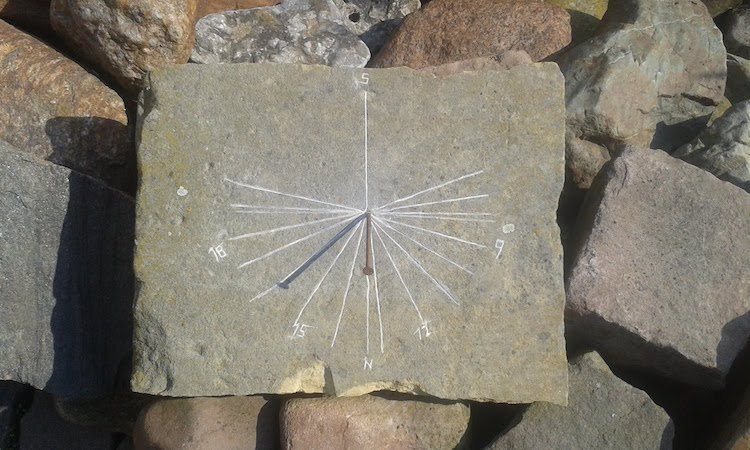 vyrobte si z pieskovca autentické slnečné hodiny slnečné hodiny-záhradná-stavba-návod-pieskovec-klinec-čísla