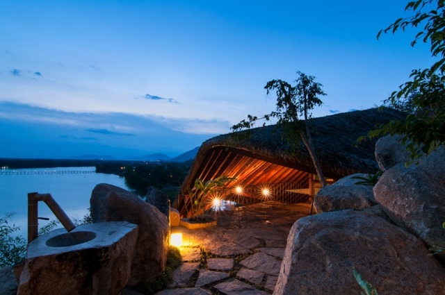 vietnamese-spa-resort-hotel-došková strecha-sleduje-svah-svah