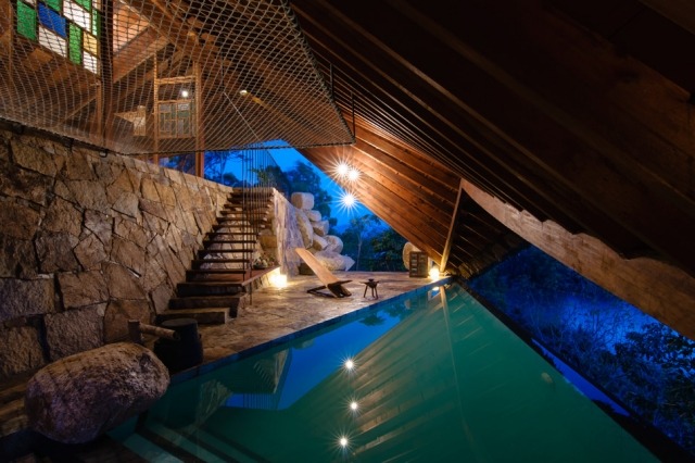 hotel-am-svah-nekonečno-bazén-osvetlený-v-noci-obrovský-stan-tvar strechy