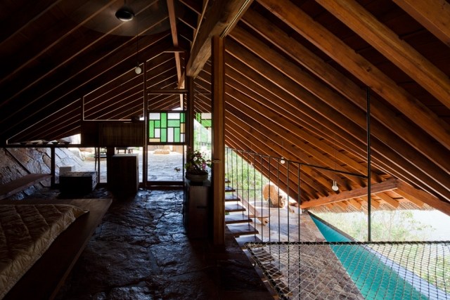 moderný-spa-hotel-strmá strecha-horná-úroveň-na-spanie-kamenná podlaha-dizajn