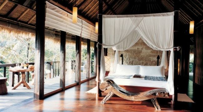 Letná dovolenka so sklenenou fasádou so štyrmi plagátmi