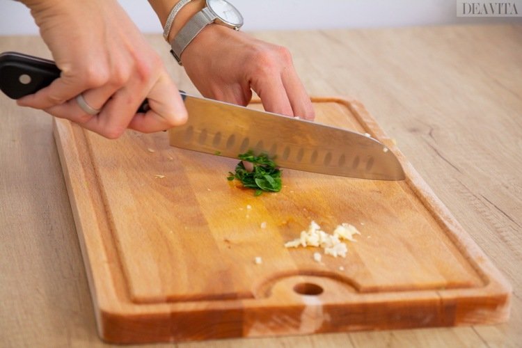 Špagety vydlabeme s cuketovou cesnakovou bazalkou