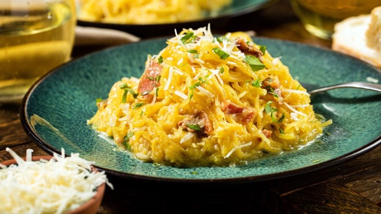Recept na prípravu špagetovej tekvice carbonara v rúre