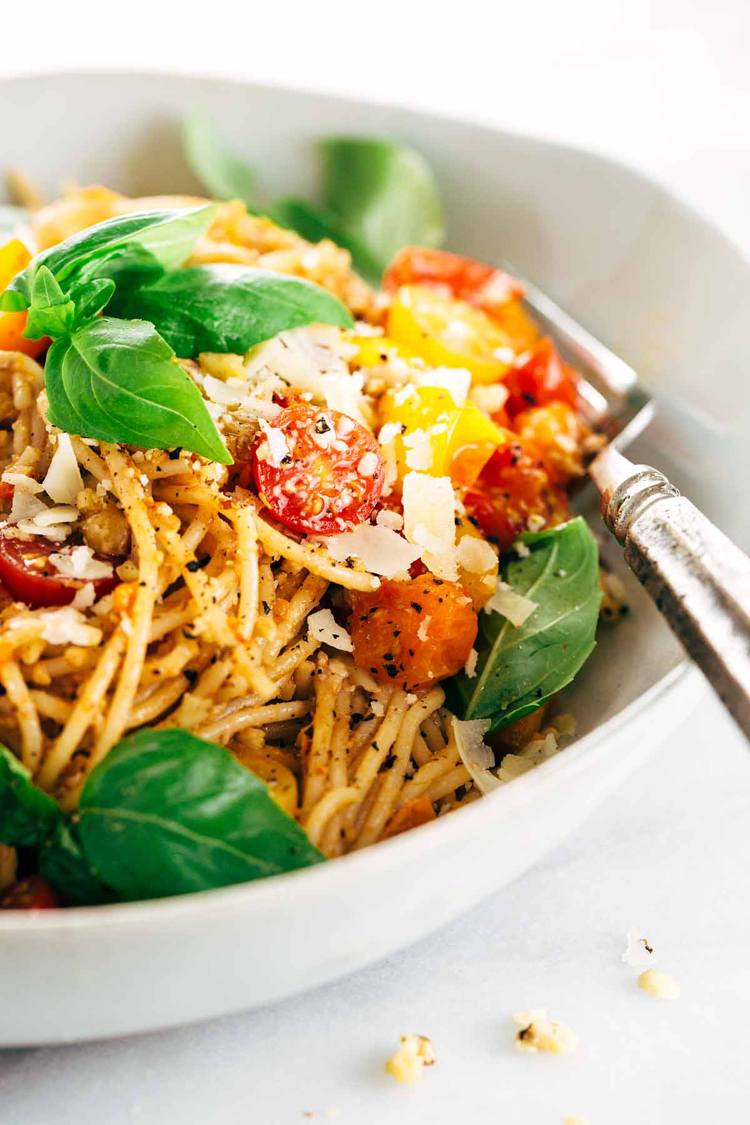 špagety-šalát-recept-leto-cestoviny-cherry paradajky-parmezán-bazalka