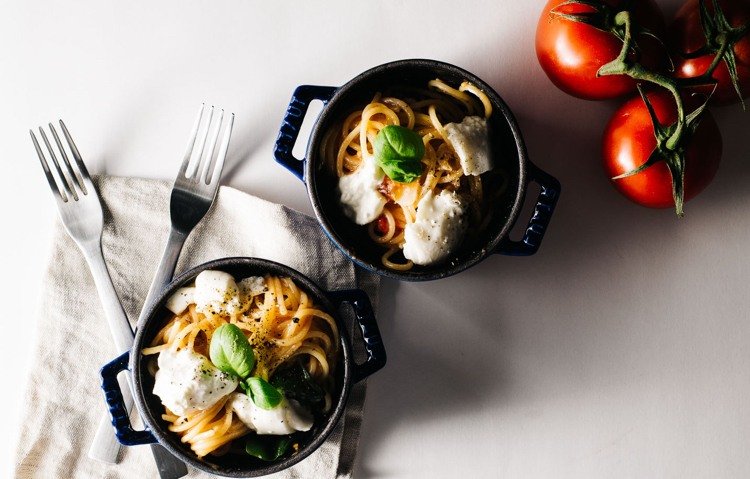 špagety-šalát-recept-leto-cestoviny-paradajka-mozzarella-bazalka