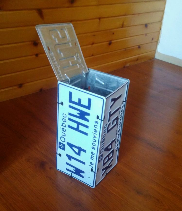 Šetrite za nové auto v kasičke vyrobenej vlastnými rukami z registračných značiek Do-it-yourself-money-box-tinker-car-SPZ-stôl