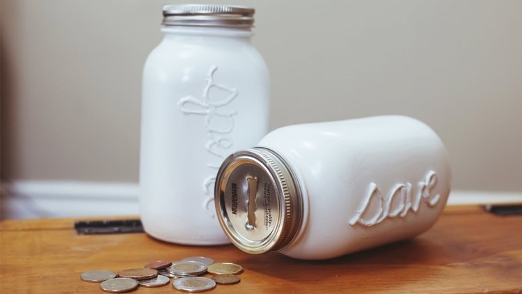 Vytvorte si kasičku a ušetrite peniaze na „čierne“ dni Peňaženka Tinker šetrí-skrutka-sklo-nepriehľadné-farebné peniaze